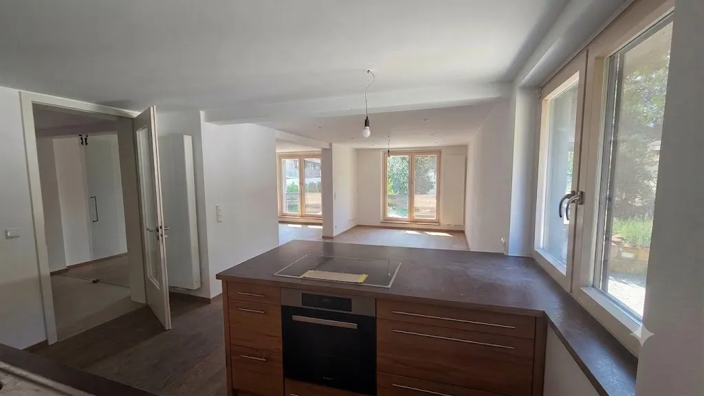 Großzügige 5-Zi.-Wohnung im Grünen - Separates Büro mit eigenem Eingang möglich