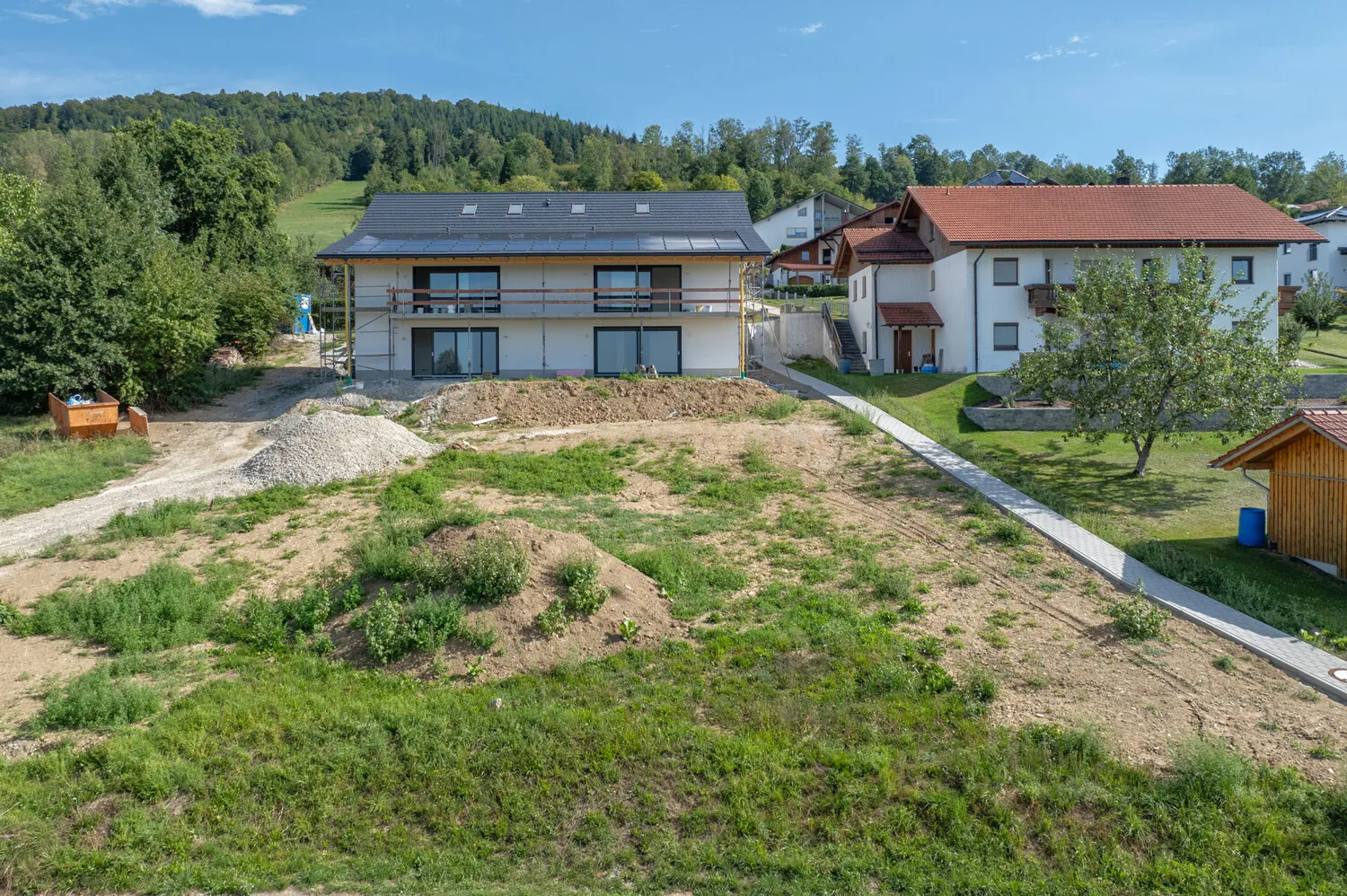 Grundstück mit 
Baugenehmigung für 6 Wohnungen
Der Bau kann sofort beginnen