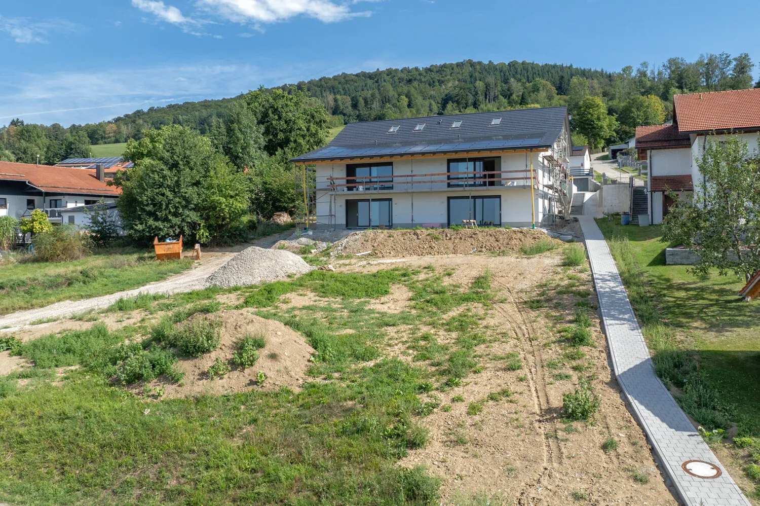 Grundstück mit 
Baugenehmigung für 6 Wohnungen
Der Bau kann sofort beginnen