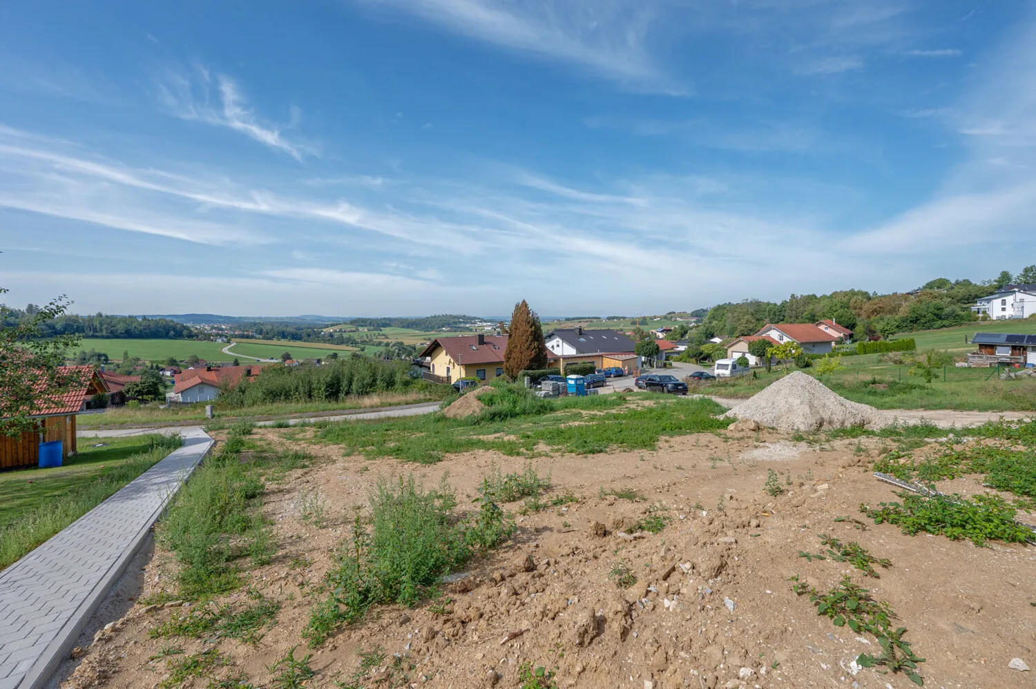 Grundstück mit 
Baugenehmigung für 6 Wohnungen
Der Bau kann sofort beginnen