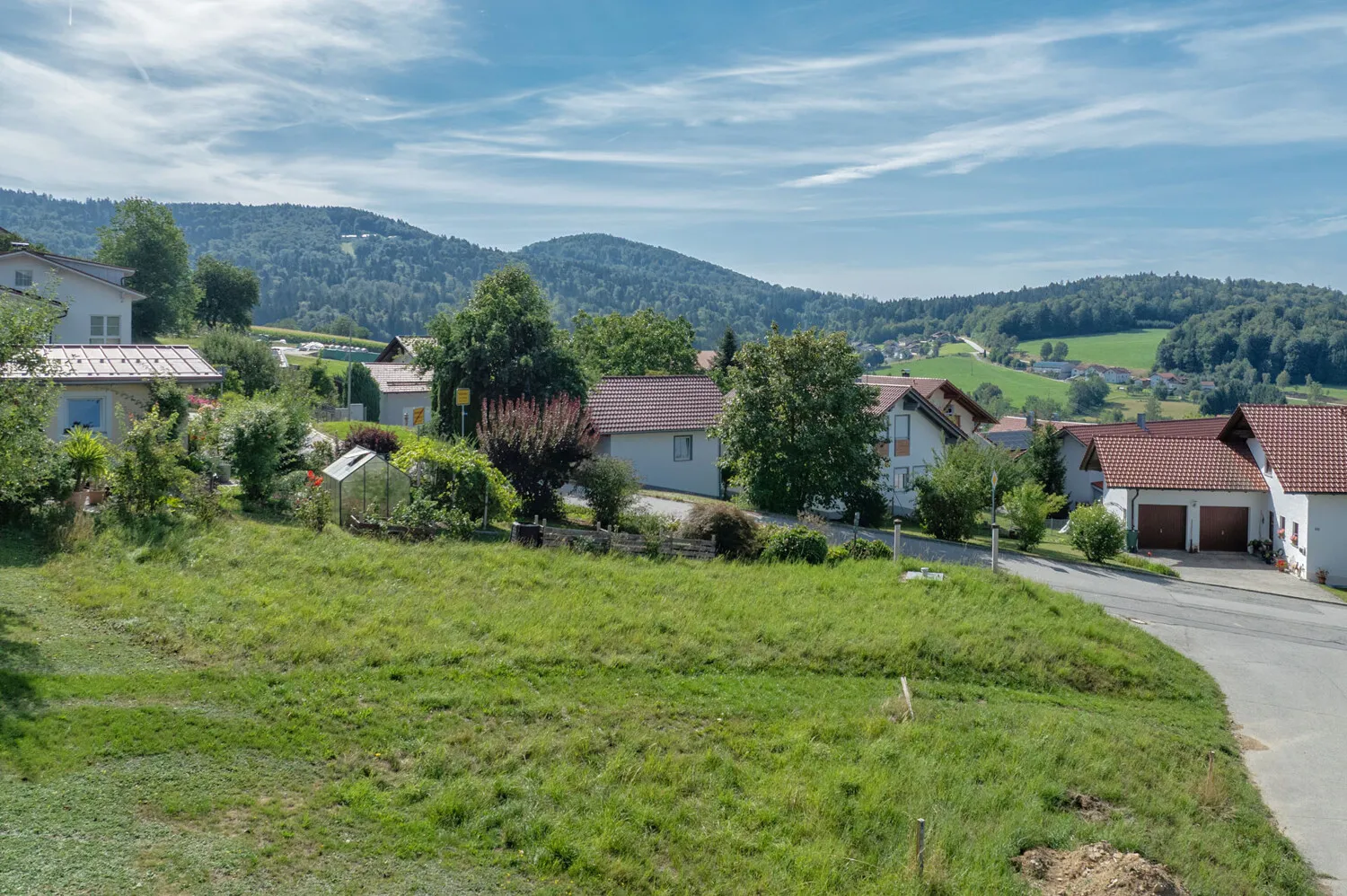 Grundstück mit 
Baugenehmigung für 6 Wohnungen
Der Bau kann sofort beginnen