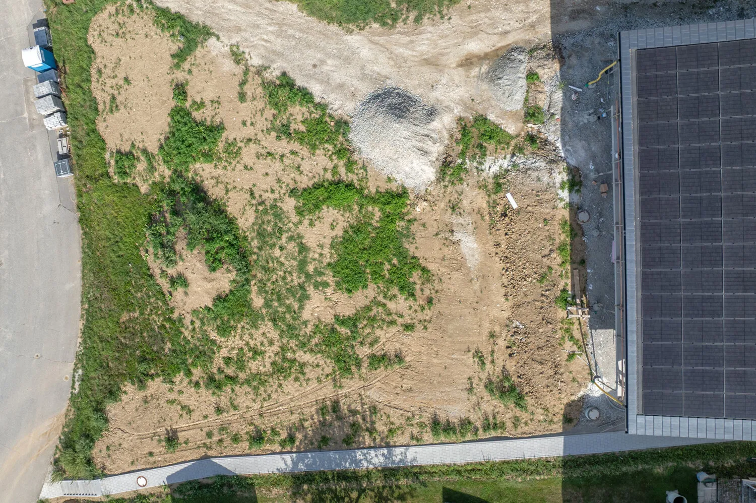 Grundstück mit 
Baugenehmigung für 6 Wohnungen
Der Bau kann sofort beginnen