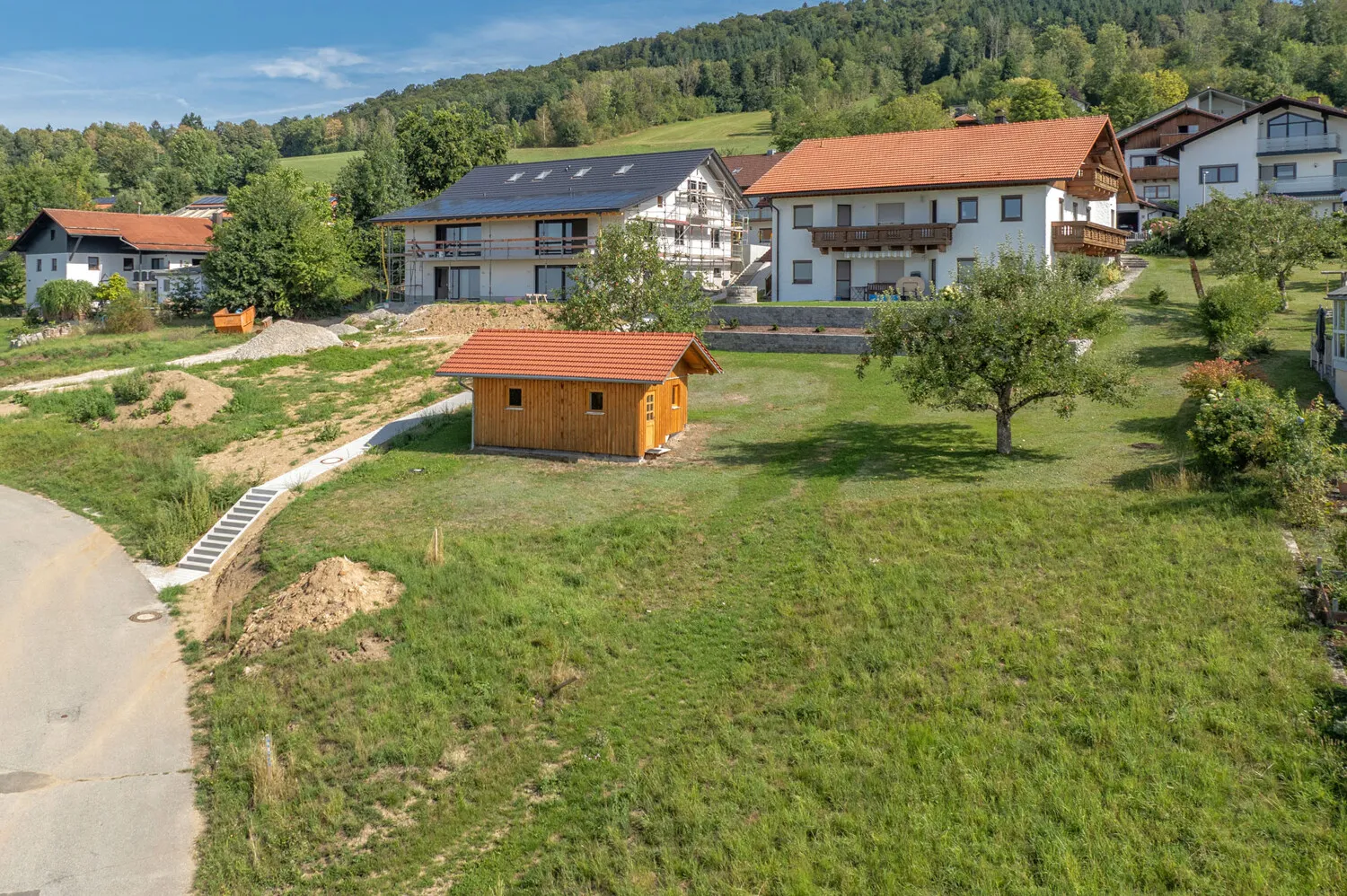 Grundstück mit 
Baugenehmigung für 6 Wohnungen
Der Bau kann sofort beginnen