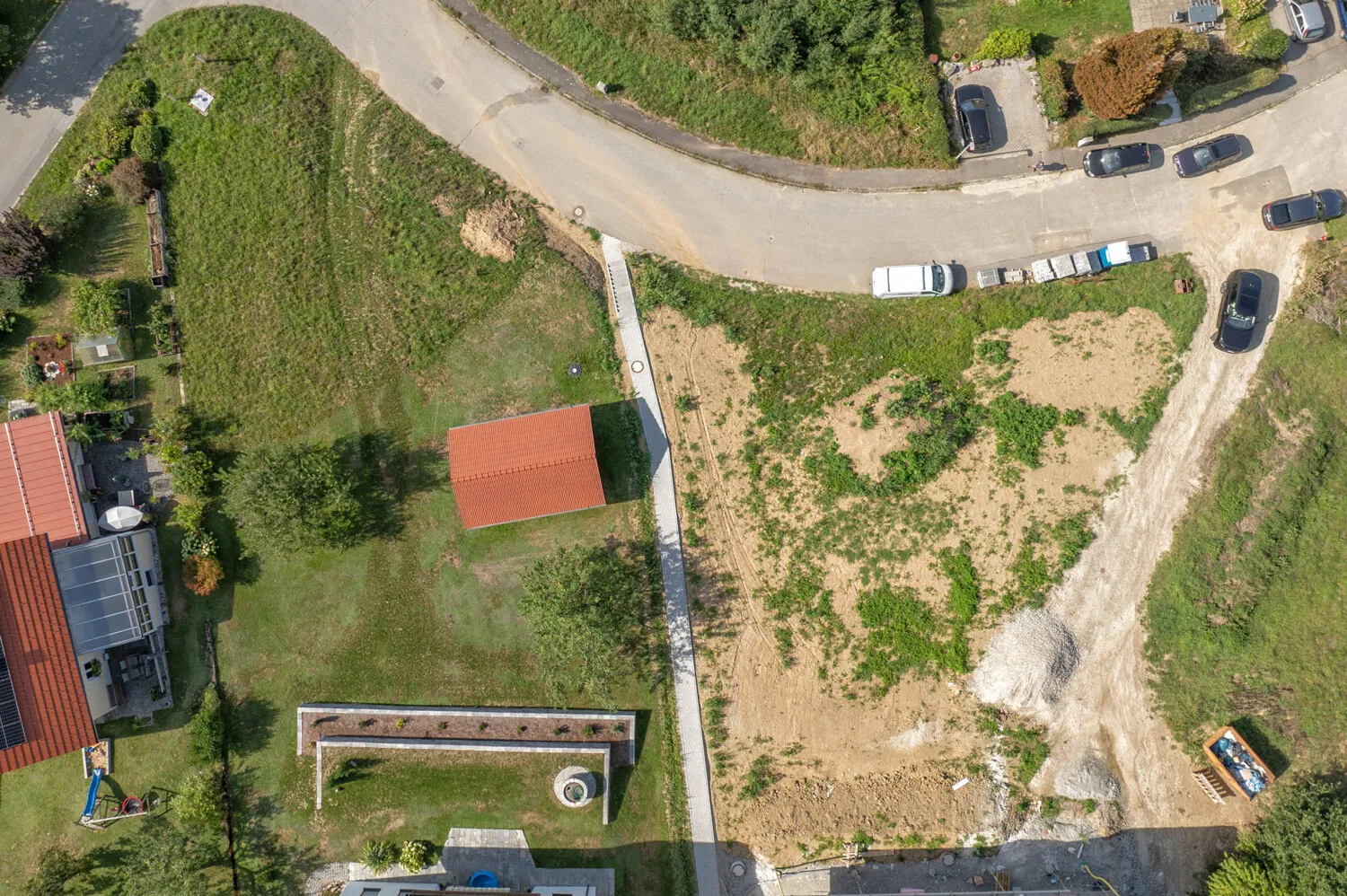 Grundstück mit 
Baugenehmigung für 6 Wohnungen
Der Bau kann sofort beginnen