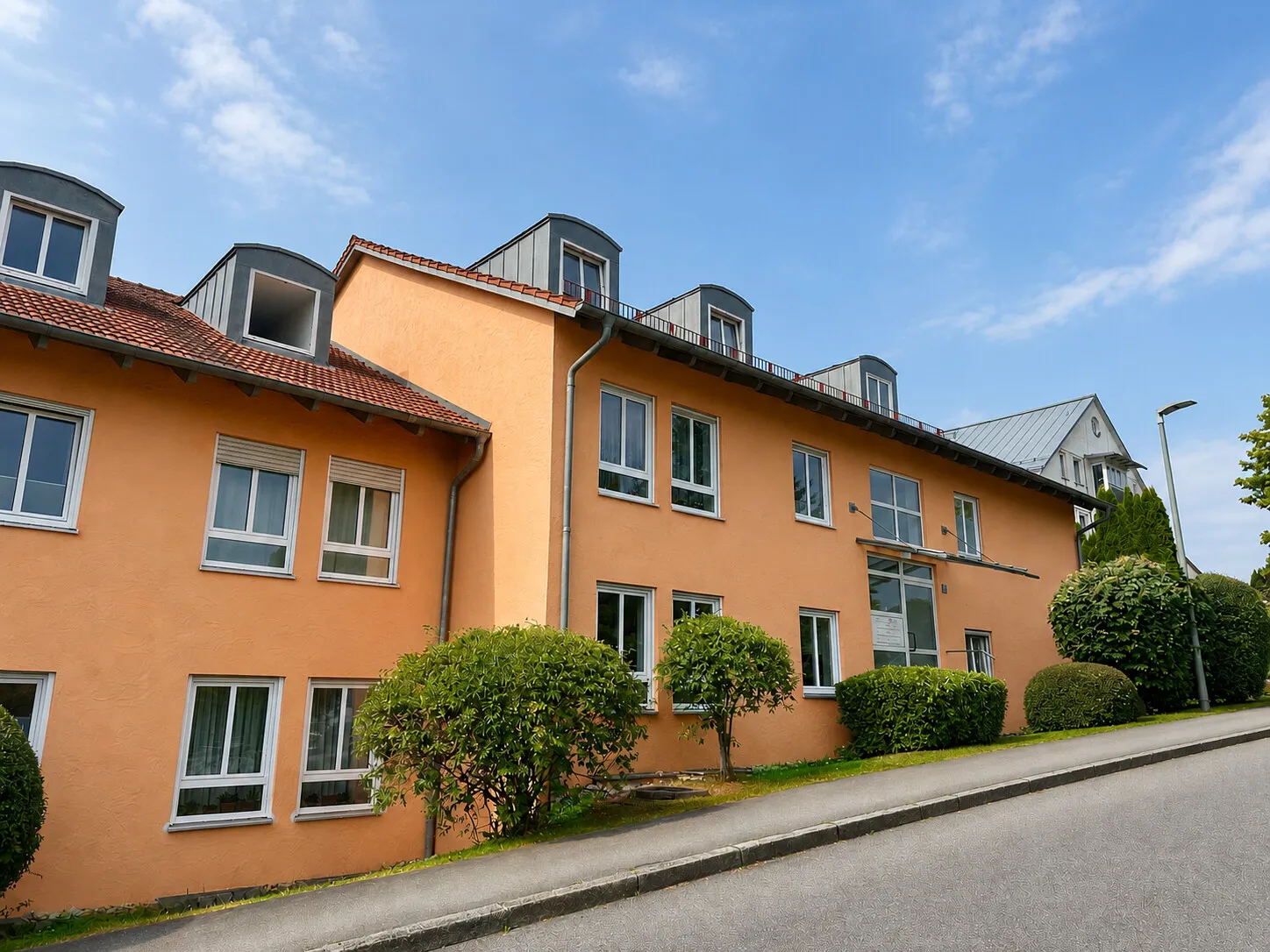 Renovierte 2-Zimmer-Erdgeschosswohnung mit EBK, Stellplatz und Gartenterrasse
