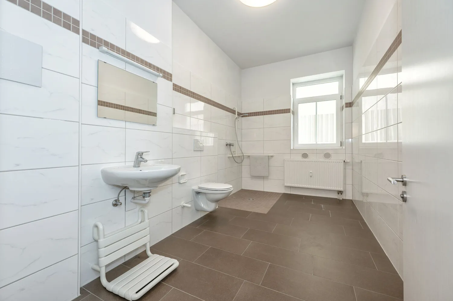 Ehemalige Praxisräume zum Rückbau
in 4 Wohnungen mit 234,39 m²