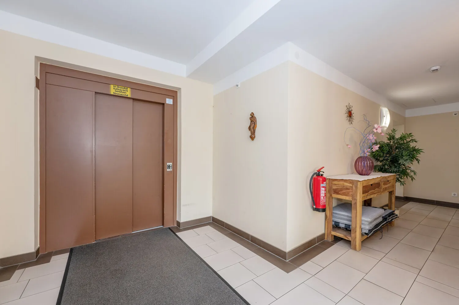 Ehemalige Praxisräume zum Rückbau
in 4 Wohnungen mit 234,39 m²