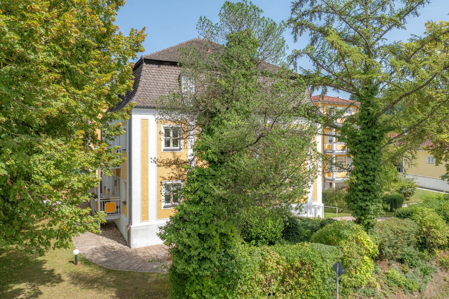 Ehemalige Praxisräume zum Rückbau
in 4 Wohnungen mit 234,39 m²