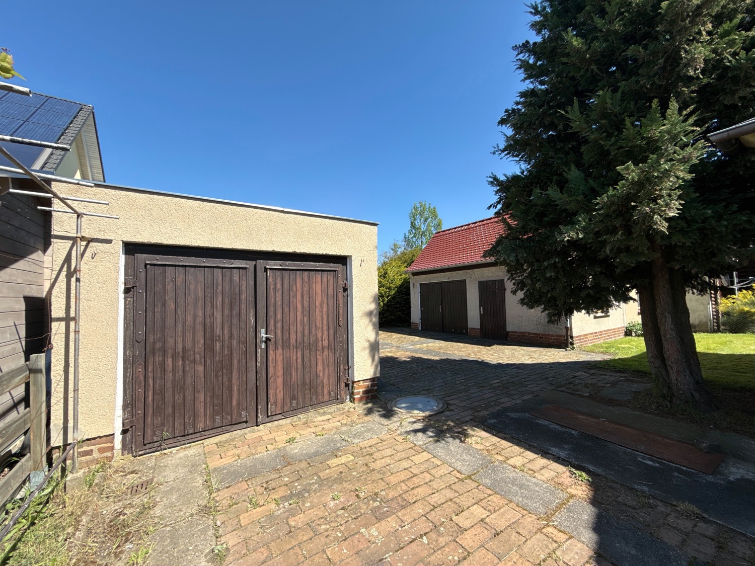 Nebengelass und Garage