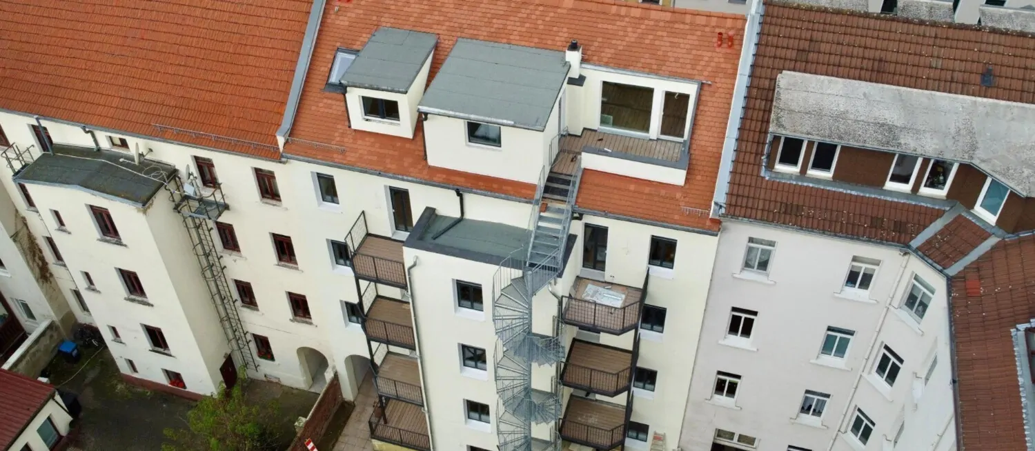 Außenansicht mit Dachterrasse