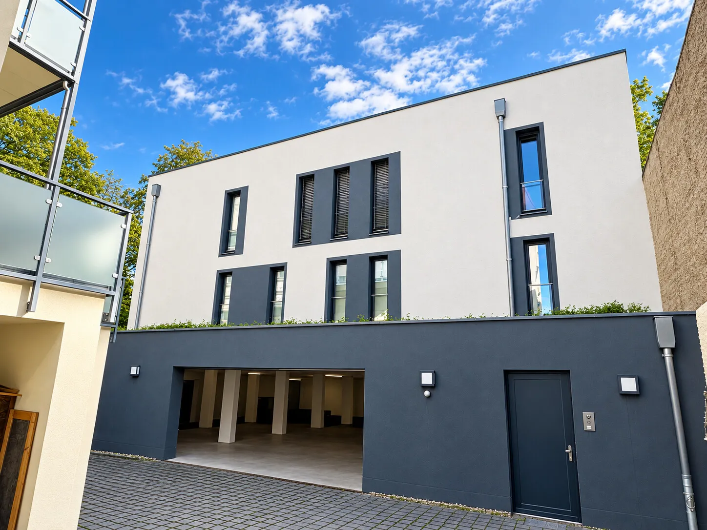 Moderne Stadthausfassade mit Garage