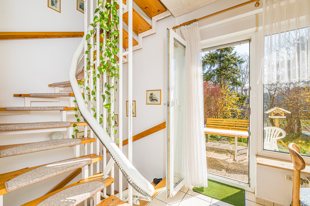 Treppenaufgang u. Zugang zum Garten