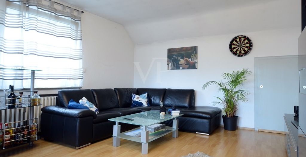 Wohnzimmer mit Blick zur Sitzecke und Drempel