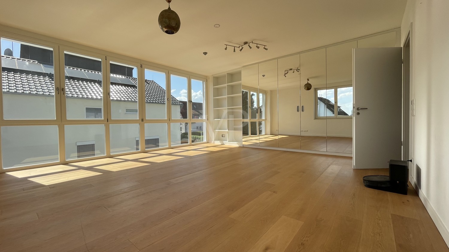 Master-Bedroom mit großem Einbauschrank