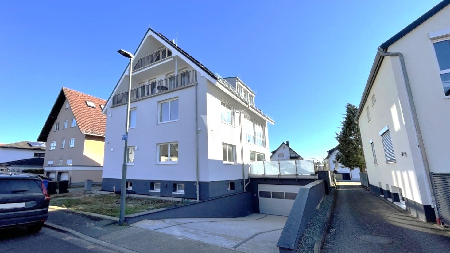 Vorderansicht mit Garageneinfahrt