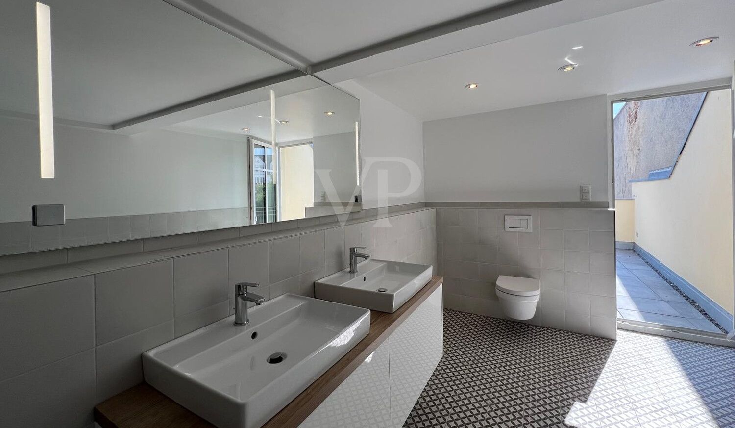 Bad mit Dusche und Badewanne