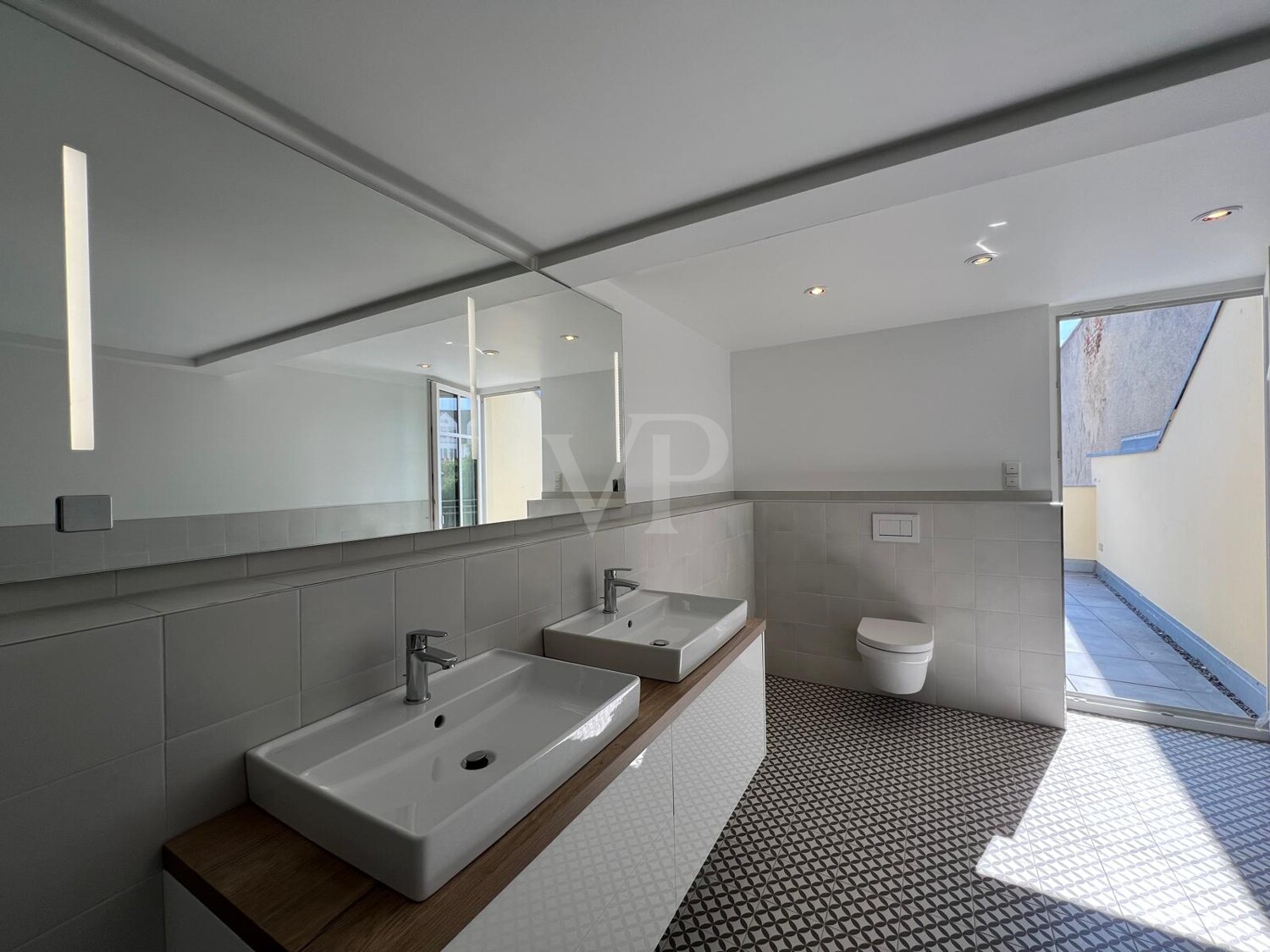 Bad mit Dusche und Badewanne
