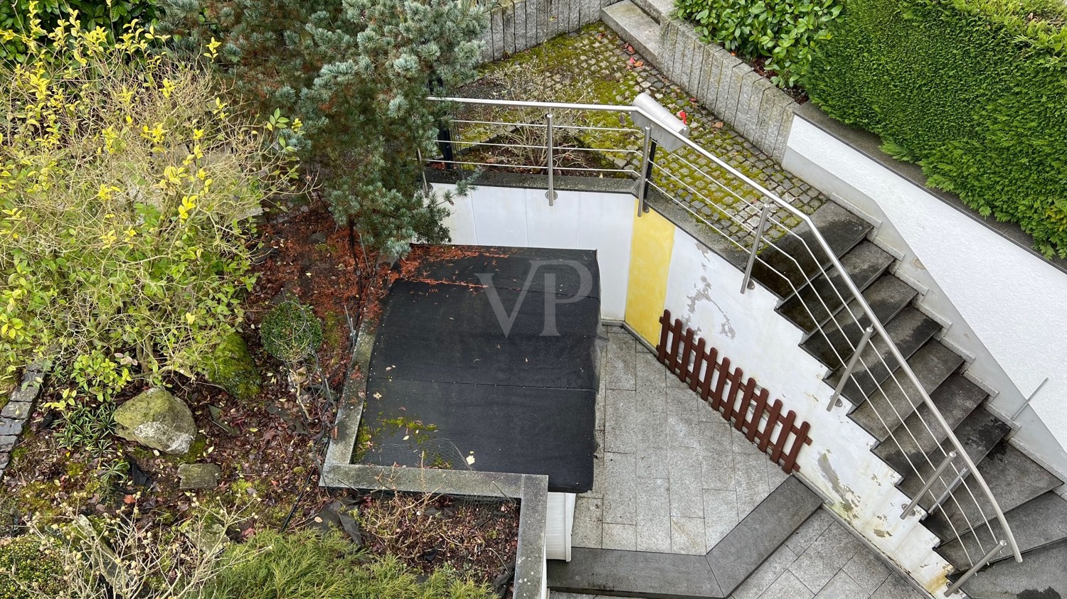 Terrasse UG mit Gartenhaus und separatem Zugang