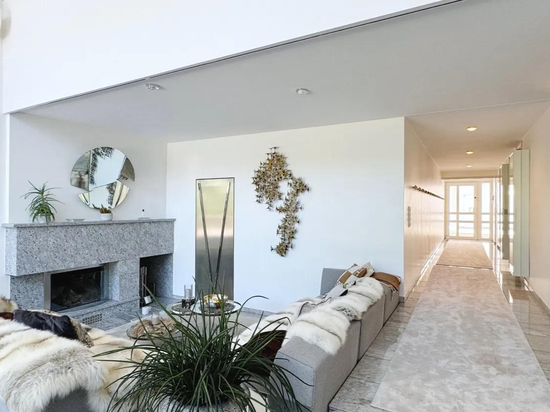 Lounge-Bereich mit Kamin