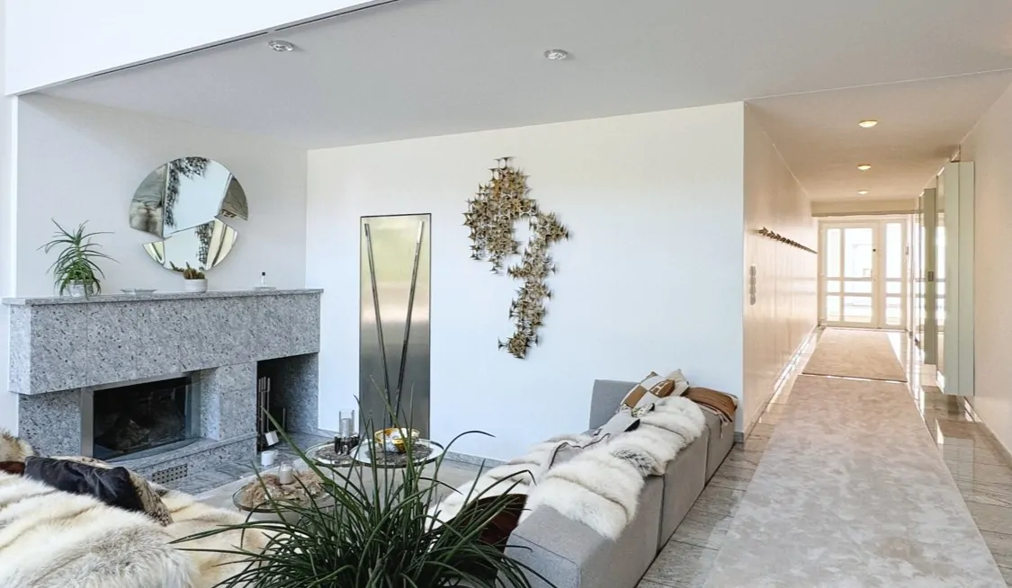 Lounge-Bereich mit Kamin