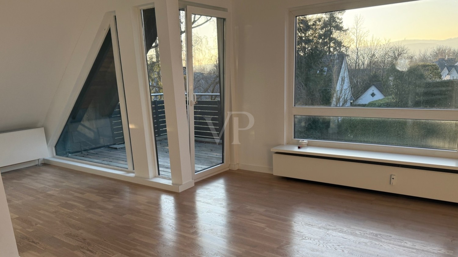 Wohnzimmer mit Blick auf den Balkon