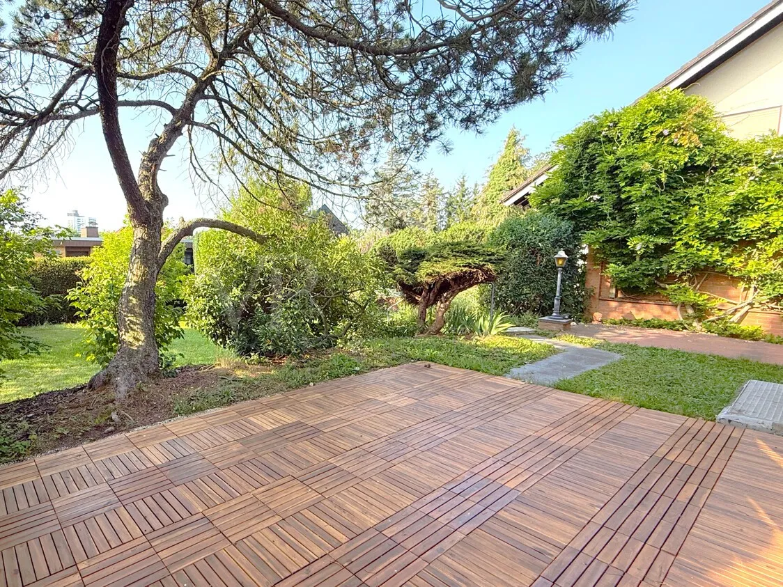 Terrasse mit Blick in den Garten