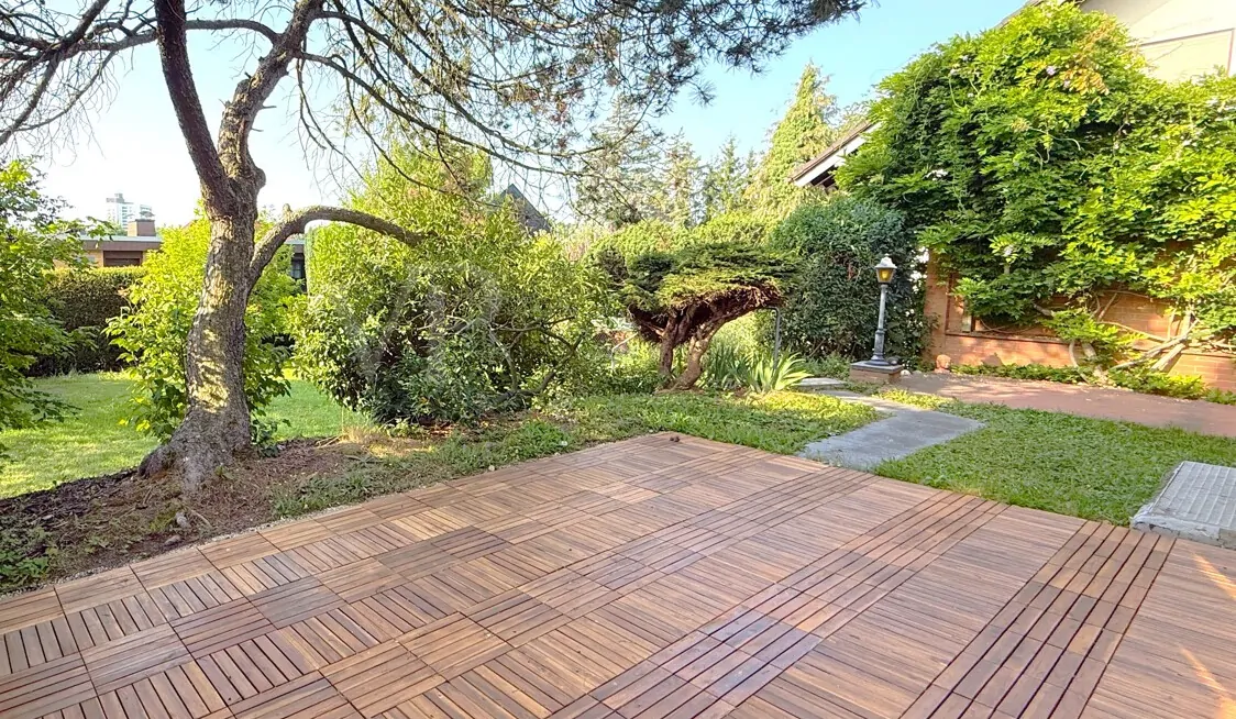 Terrasse mit Blick in den Garten