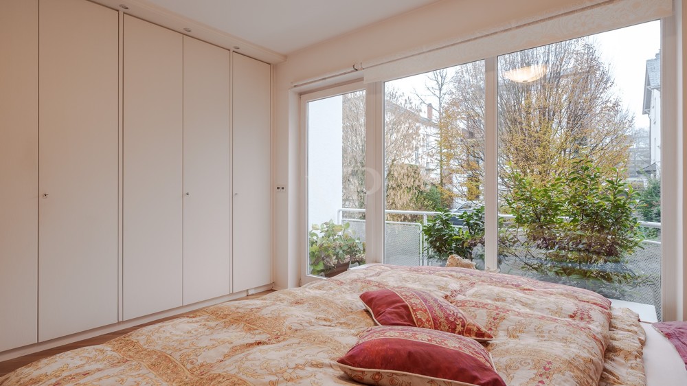 Schafzimmer mit Balkon und Naturblick