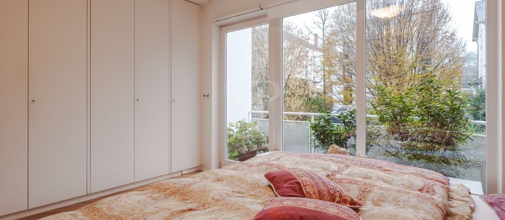 Schafzimmer mit Balkon und Naturblick