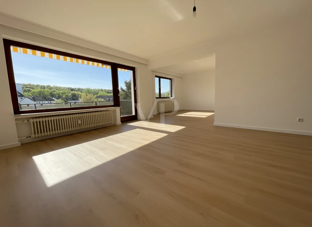 Esszimmerbereich mit Blick zum Balkon