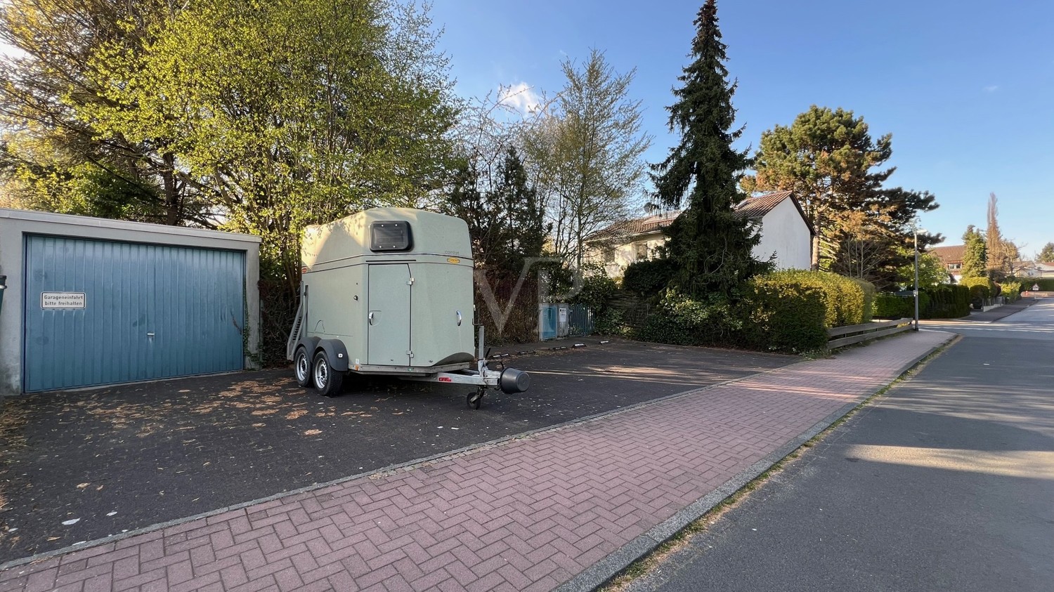 Garage und Stellplätze