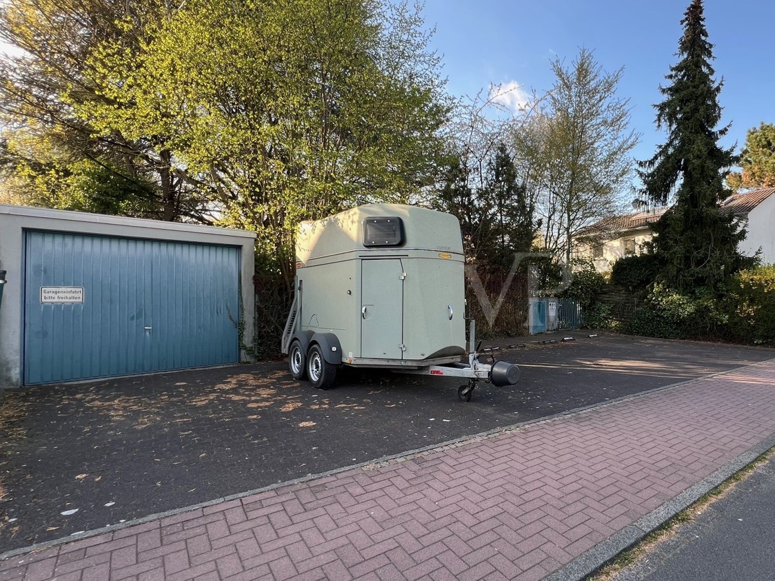 Garage und Stellplätze