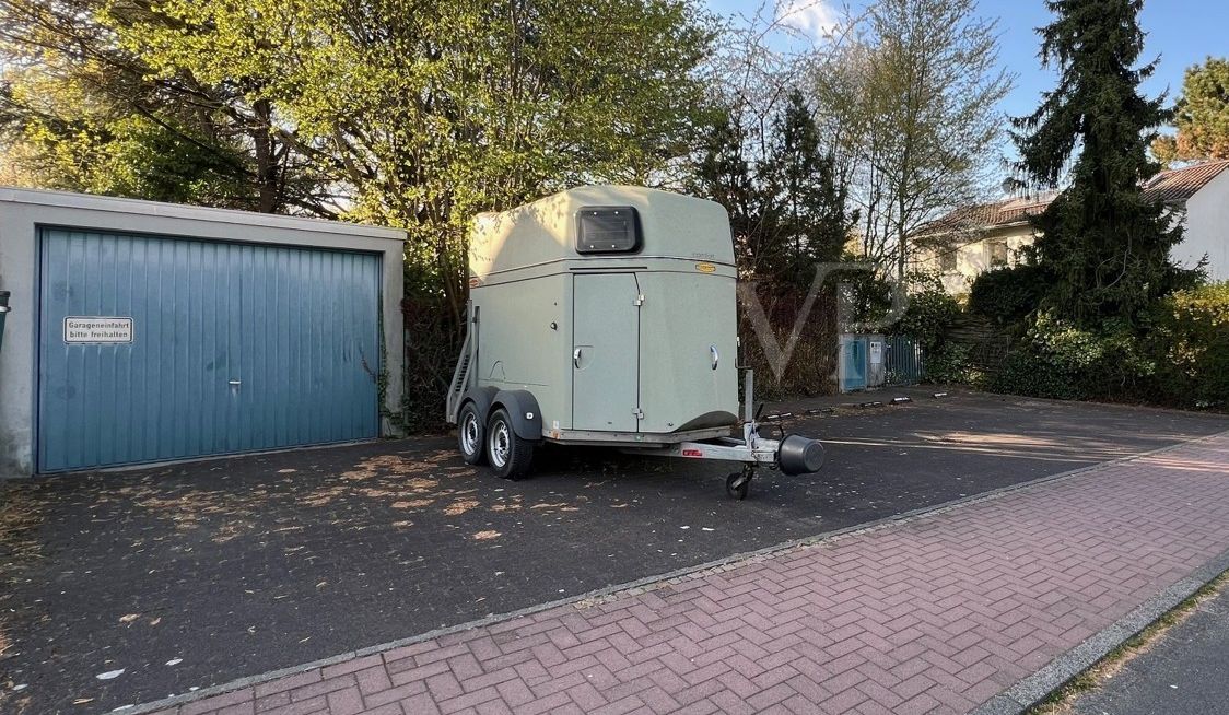 Garage und Stellplätze