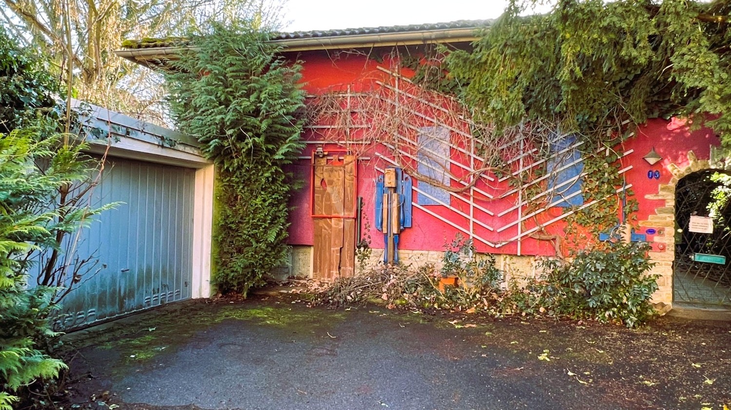 Rückseite Haus, Garage und Stellplatz