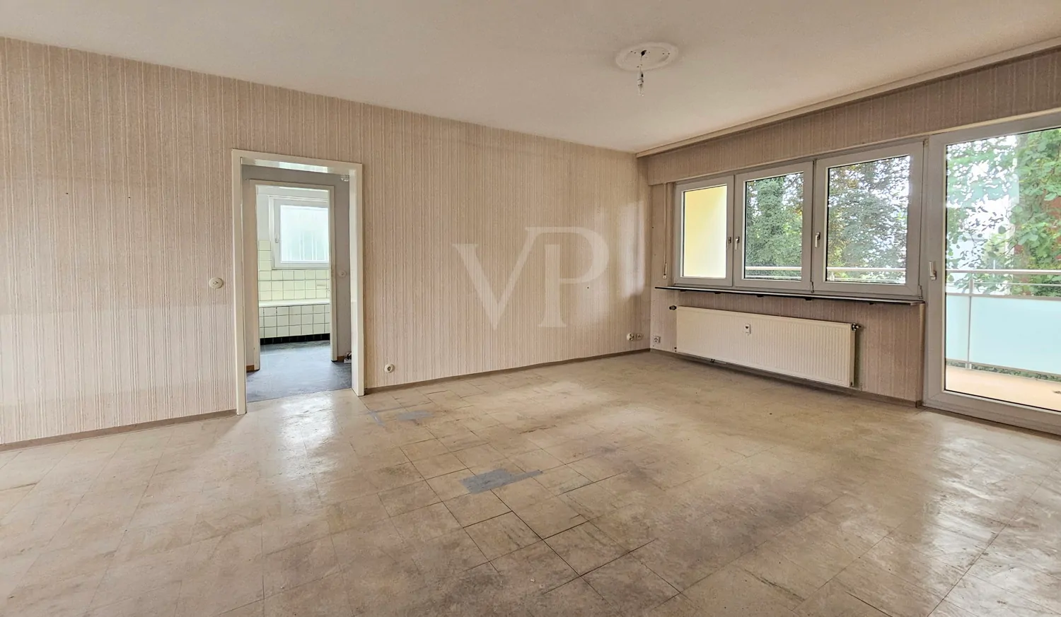 Wohnbereich mit Zugang zum Balkon