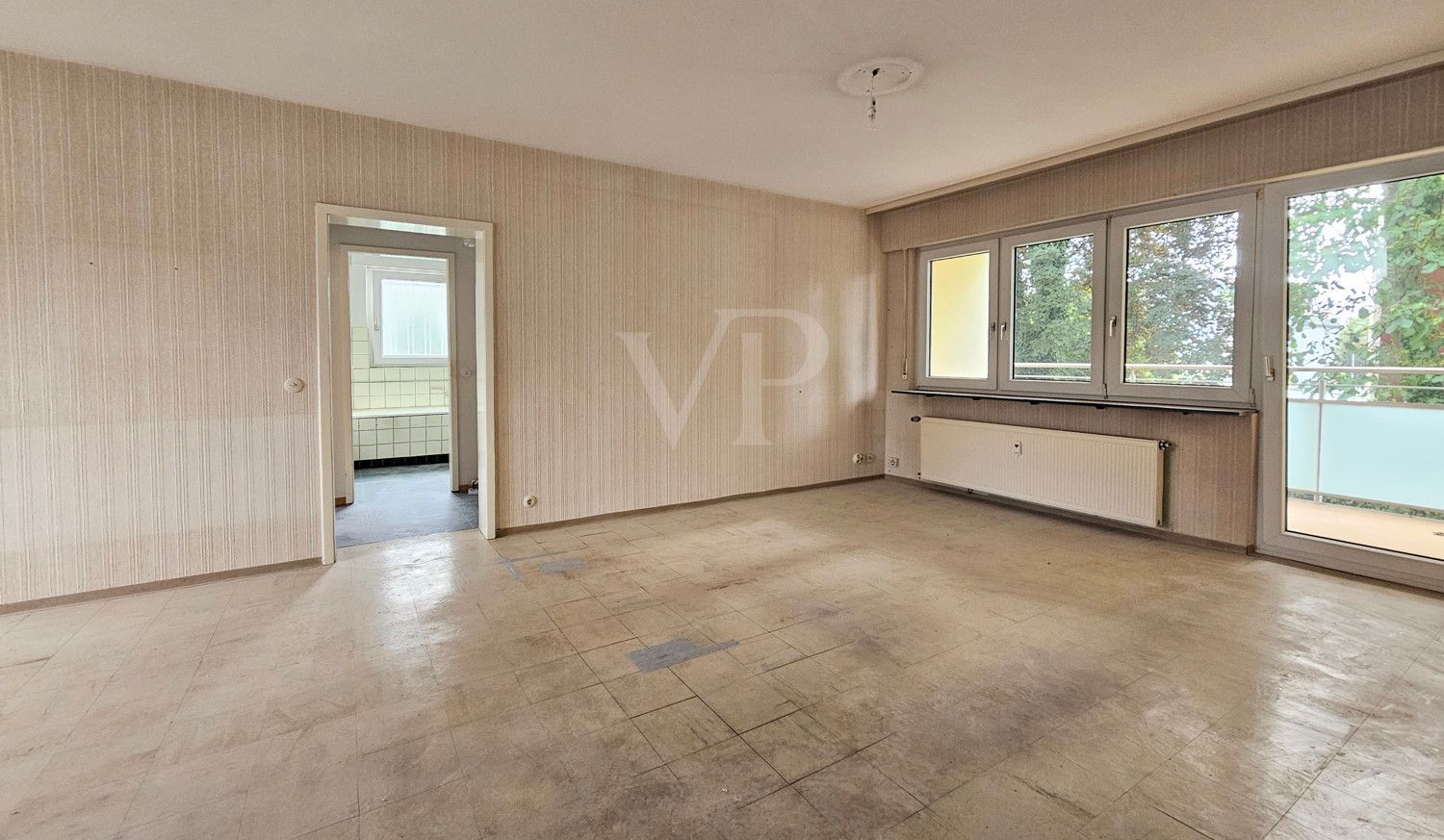 Wohnbereich mit Zugang zum Balkon