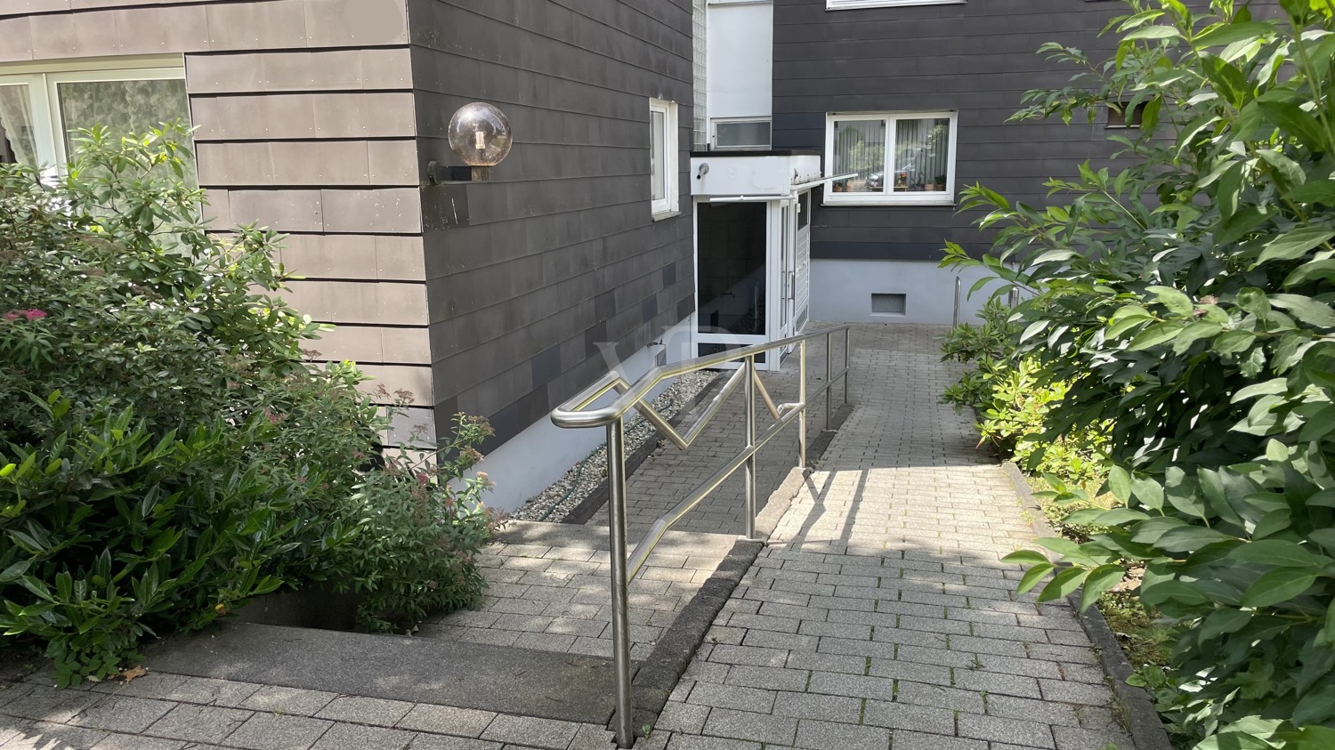 Außenansicht mit Rampe