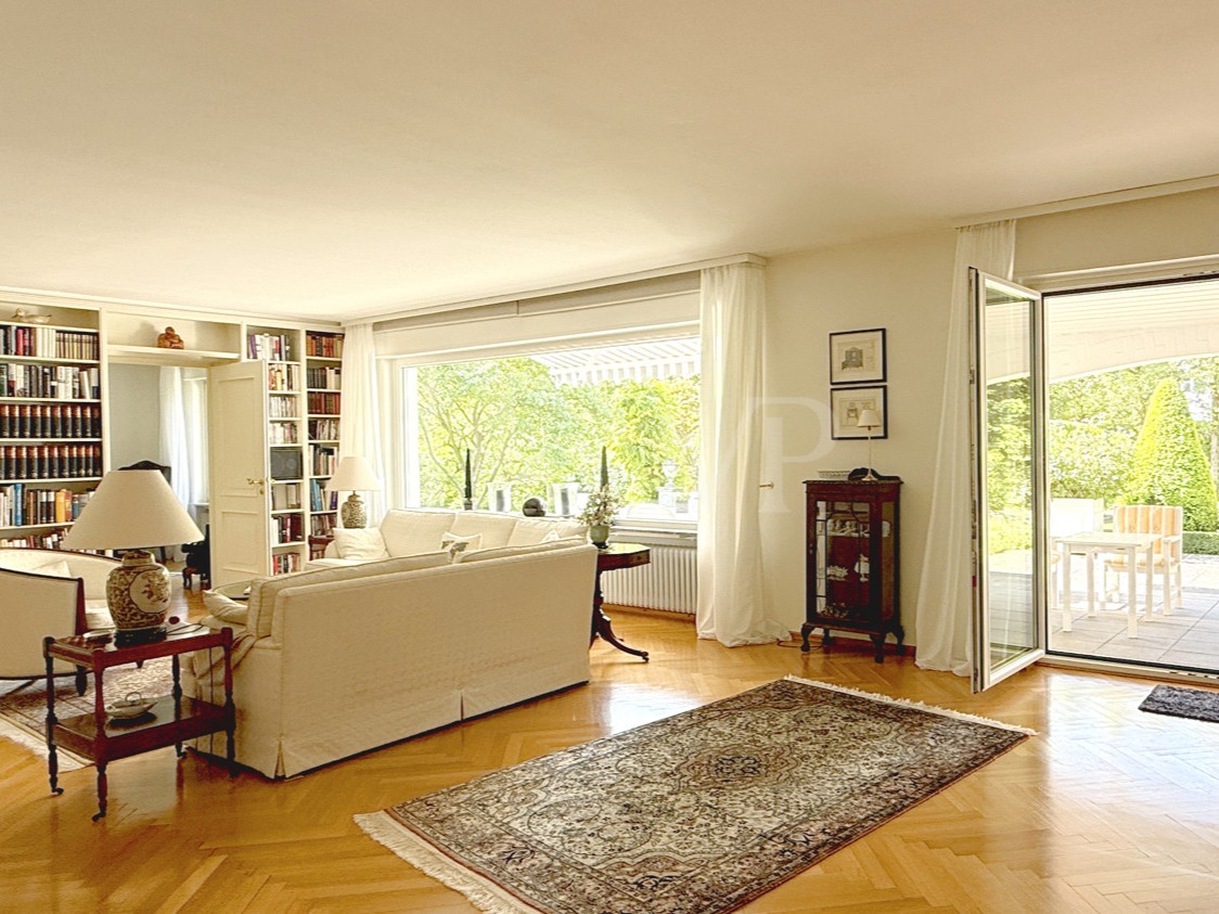 Wohnzimmer mit Terrassenblick