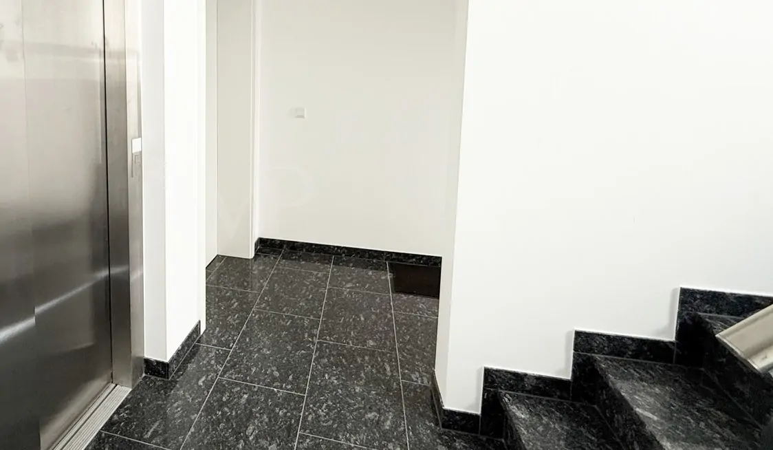 Treppenhaus mit Aufzug