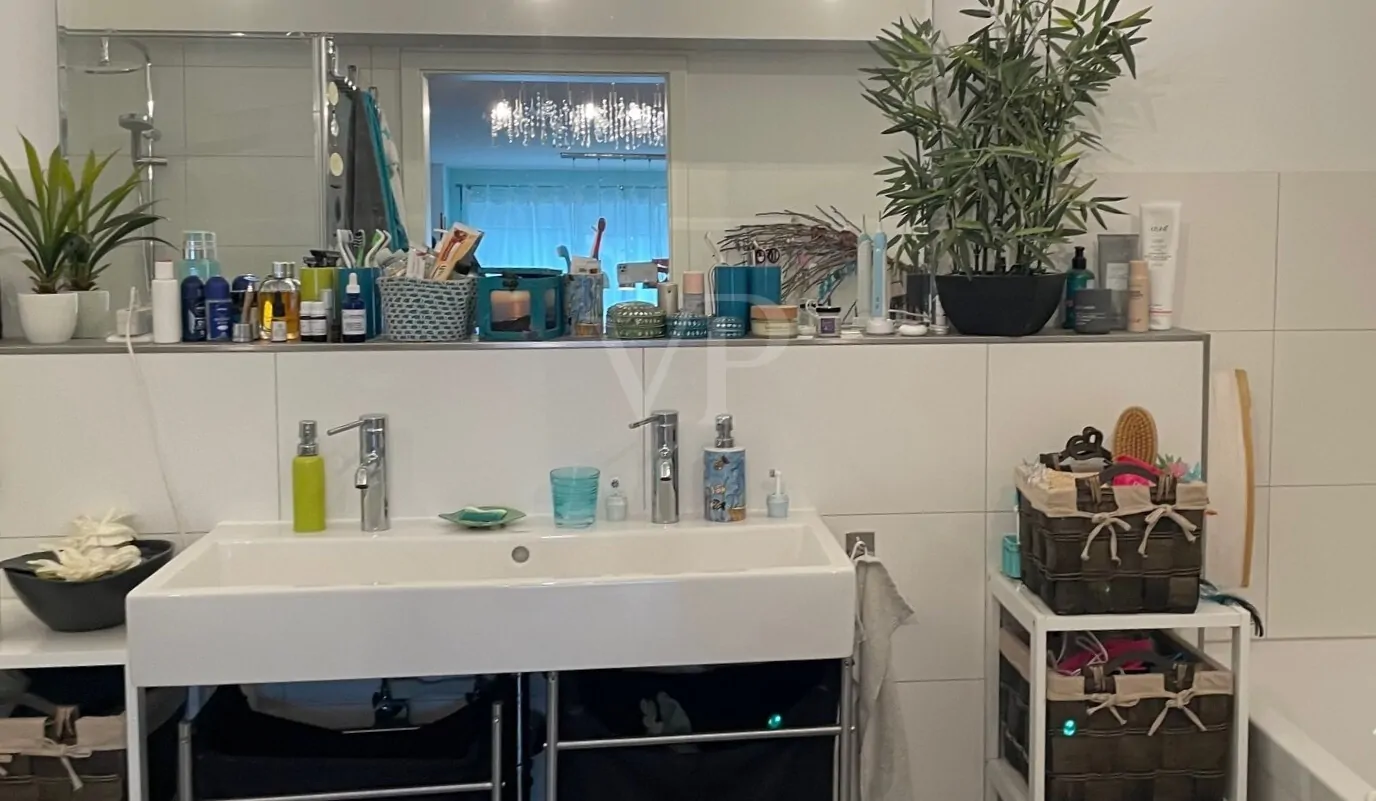 Badezimmer mit Wanne und Dusche