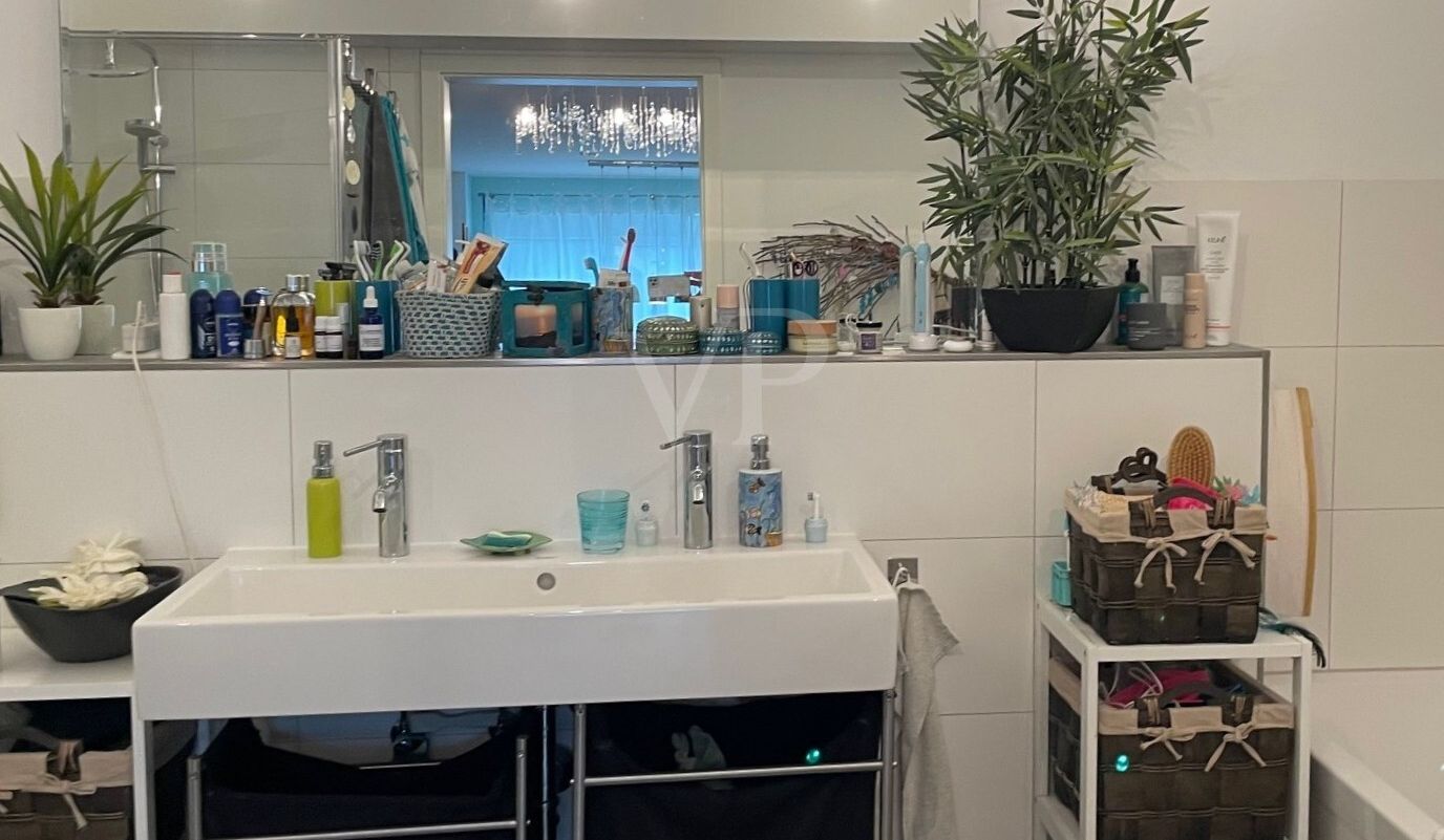 Badezimmer mit Wanne und Dusche