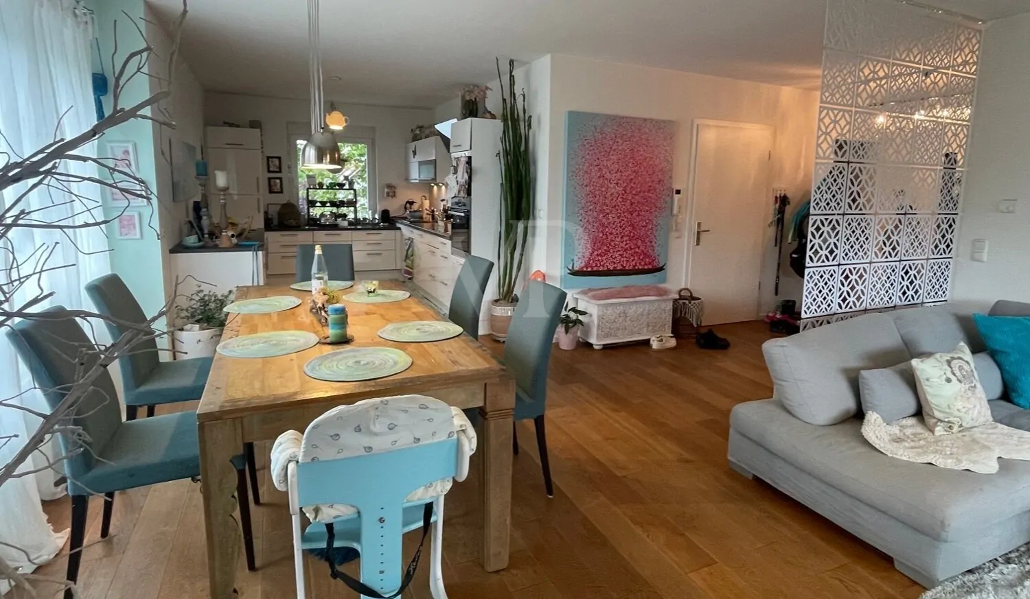 Essbereich und Blick zur Küche