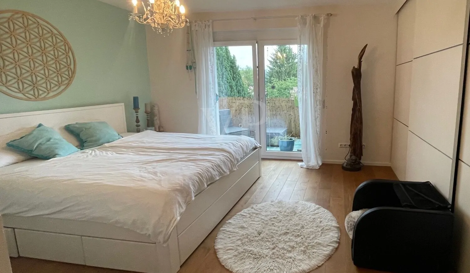 Schlafzimmer mit Einbauschrank und Balkonzugang