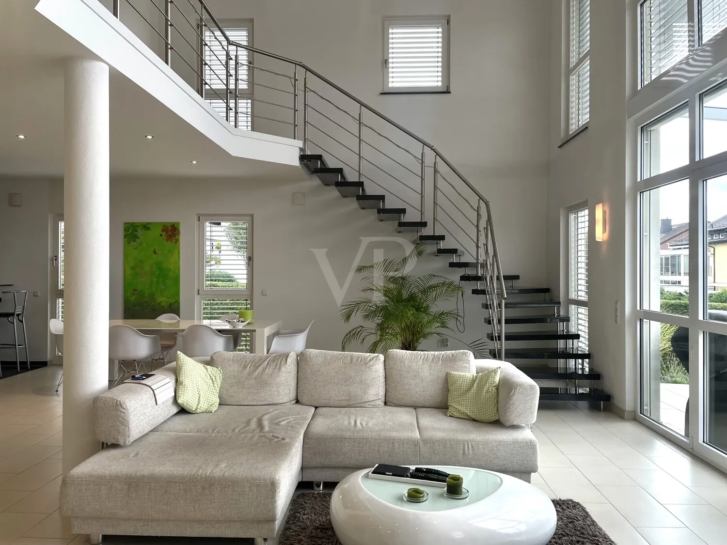 Wohnzimmer mit Treppe