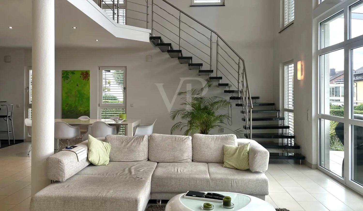 Wohnzimmer mit Treppe