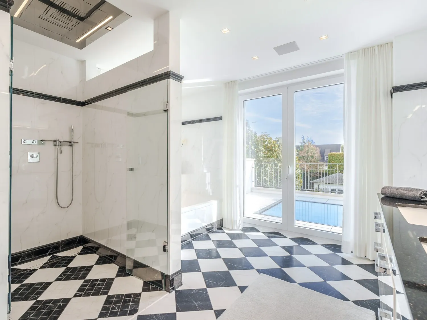 Masterbad mit Balkonzugang