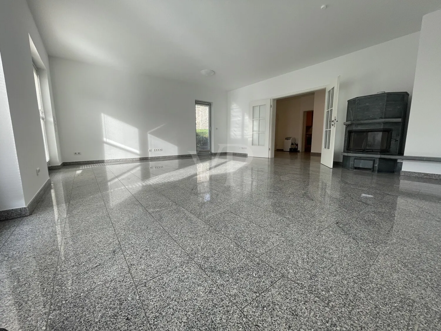 Wohnzimmer mit Flügeltüren-Zugang