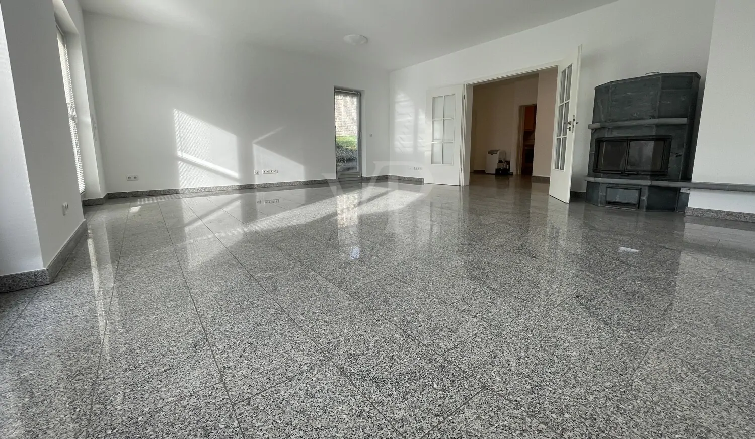 Wohnzimmer mit Flügeltüren-Zugang