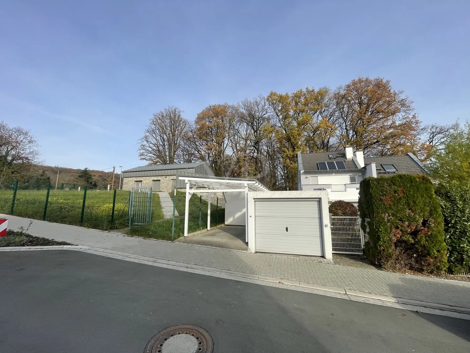 Lage am Feldrand und Wald