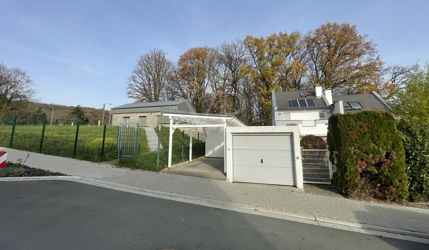 Lage am Feldrand und Wald